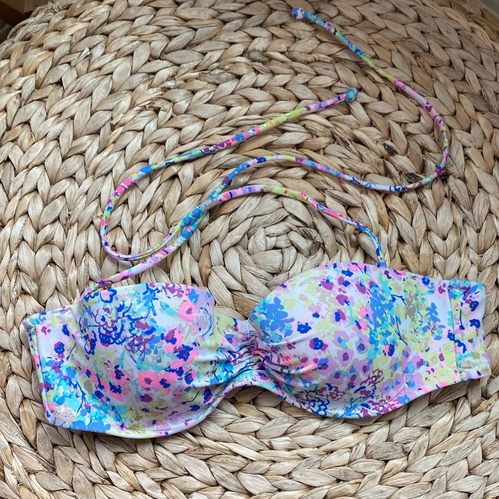 FREE WITH PURCHASE bikini top! 🌸